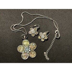 17in Silver tone Abalone Flower Pedant Necklace W/ Matching Flower Earrings